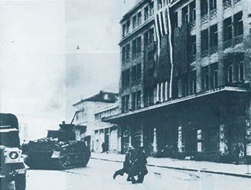 Δεκέμβρης 1944. Αγγλικά τανκ χτυπούν τα γραφεία του ΕΑΜ στην οδό Κοραή