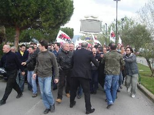 Καλοθελητές της εργοδοσίας προσπαθούν να εμποδίσουν τις ταξικές δυνάμεις να φτάσουν στην είσοδο του «Καζίνο Hayat» στη Θεσσαλονίκη