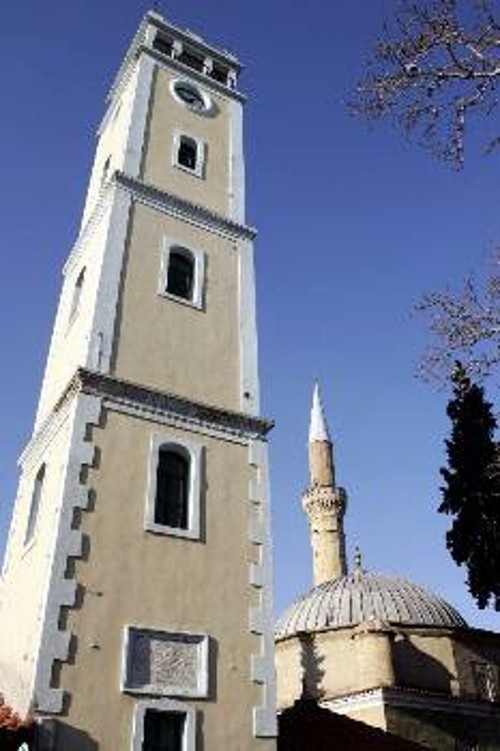 Ο Πύργος Ωρολογίου και δίπλα το Τέμενος Γενί Τζαμί