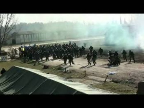 Σύμφωνα με το σενάριο της άσκησης, ο στρατός, με τη χρήση όπλων, διαλύει τους διαδηλωτές και ακολουθούν μπουλντόζες και τεθωρακισμένα που κάνουν πλήρη εκκαθάριση της περιοχής