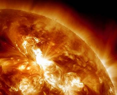 Η ηλιακή έκλαμψη που κατέληξε σε στεμματική εκτόξευση μάζας, όπως φωτογραφήθηκε από τη διαστημοσυσκευή Παρατηρητήριο Ηλιακής Δυναμικής της NASA
