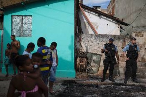 Οι αστυνομικές επιδρομές στις φαβέλες εξυπηρετούν πολλαπλούς σκοπούς για κυβέρνηση και πολυεθνικές στη Βραζιλία