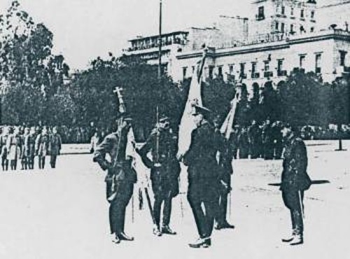 Ο συνταγματάρχης Ι. Πλυτζανόπουλος και άλλοι αξιωματικοί των Ταγμάτων Ασφαλείας. Αριστερά και δεξιά τσολιάδες παραταγμένοι στην πλατεία Συντάγματος