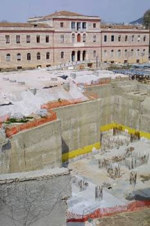 Από τις εργασίες κατασκευής το 2004. Διακρίνονται η θεμελίωση και η σκεπασμένη ανασκαφή. Κατά τις κυβερνήσεις του ΠΑΣΟΚ, η ανασκαφή είχε «ολοκληρωθεί». Τώρα μας λένε ότι θα είναι επισκέψιμη σε ένα χρόνο... διότι συνεχίζεται