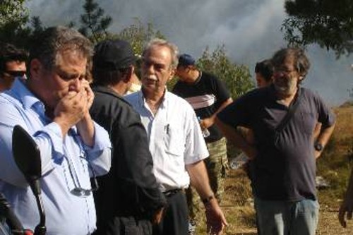 Το κλιμάκιο του ΚΚΕ, με επικεφαλής τον Σπύρο Χαλβατζή, στον τόπο της φωτιάς