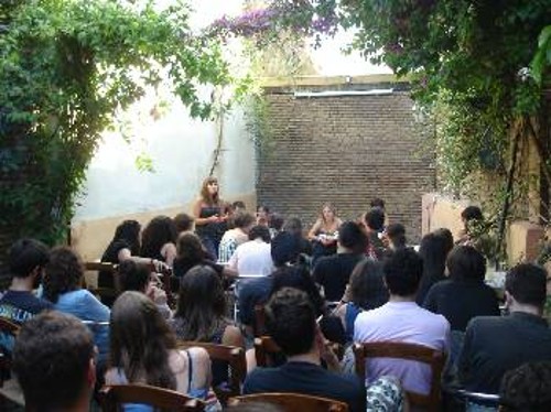 Νέοι δημιουργοί στην Πάτρα, συζήτησαν και κατέληξαν σε μια σειρά πρωτοβουλίες, στη Συνάντηση Νέων Καλλιτεχνών που διοργάνωσε η ΚΝΕ την περασμένη Τετάρτη