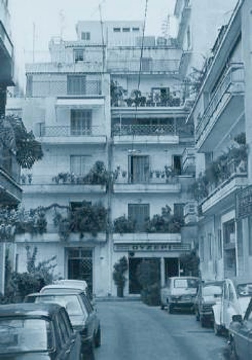 Η οδός Ελπίδος στην πλ. Βικτωρίας, όπου στην Κατοχή βρισκόταν το ξενοδοχείο «Κρυστάλ», άντρο της Ασφάλειας. Εδώ δολοφονήθηκε η Ηλέκτρα
